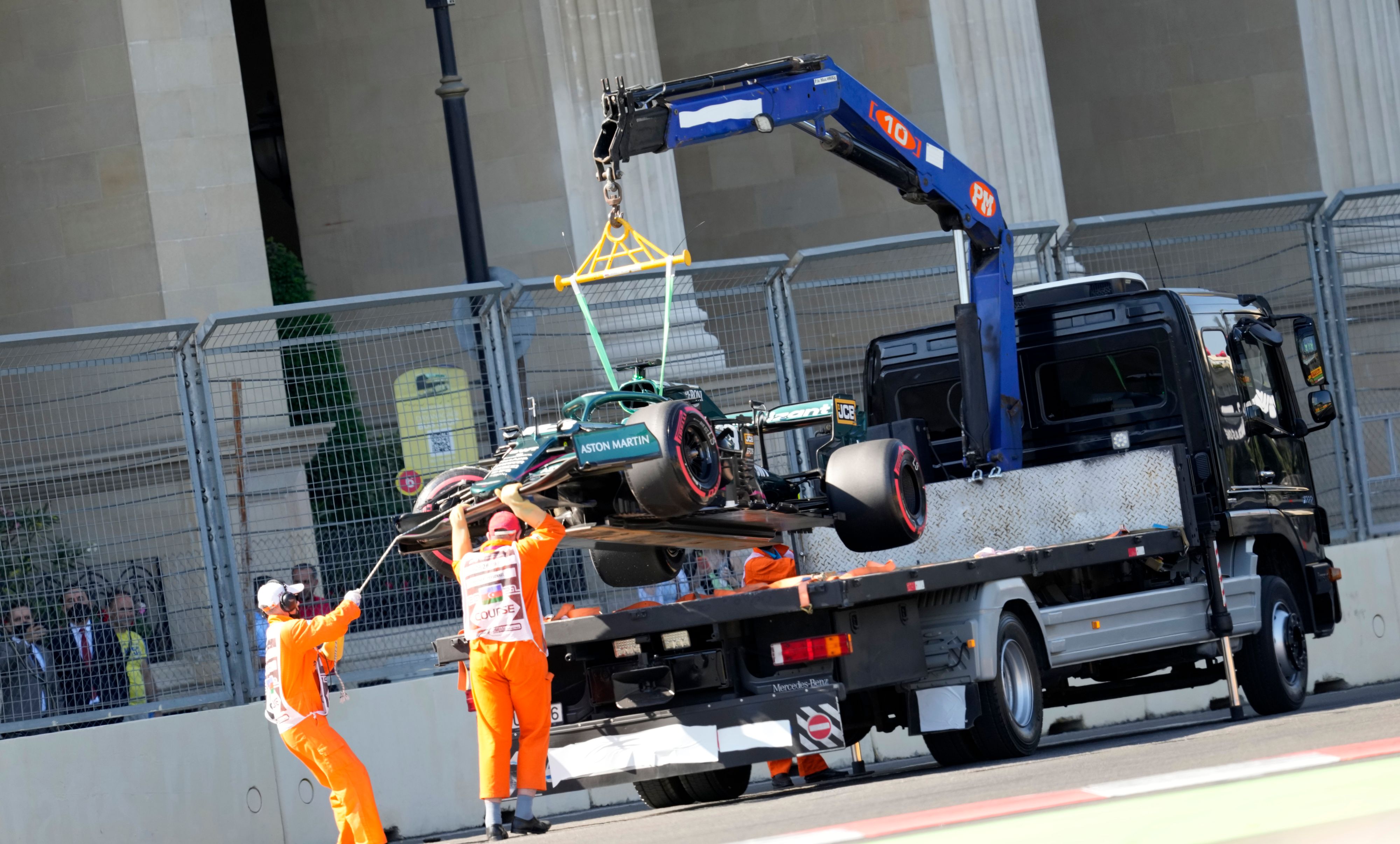 Der Bolide von Lance Stroll wird abtransportiert.
