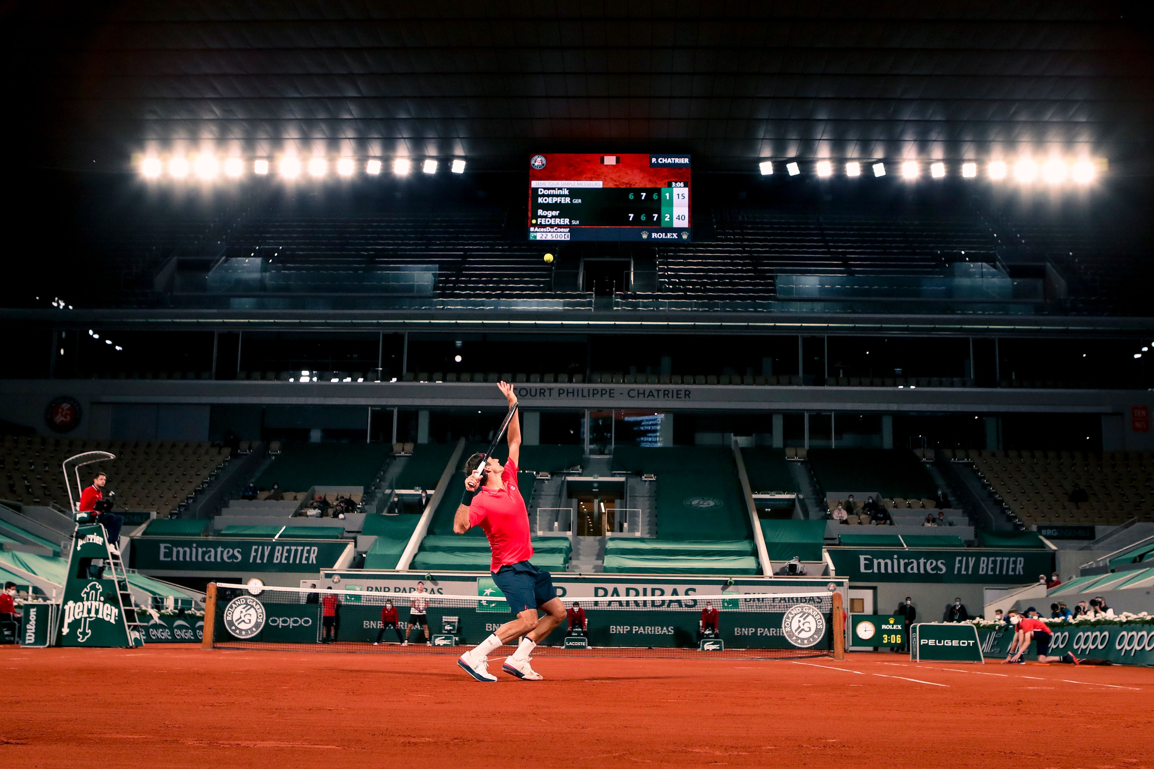 Federer serviert zu später Stunde in Paris.