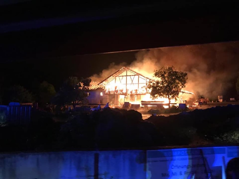 Die Flammen schlugen meterhoch nach oben.