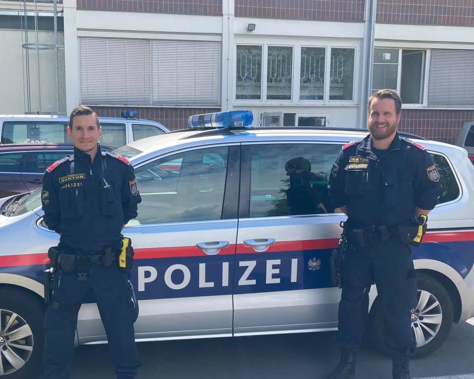 Die beiden Polizisten befreiten den Pensionisten aus der Badewanne.