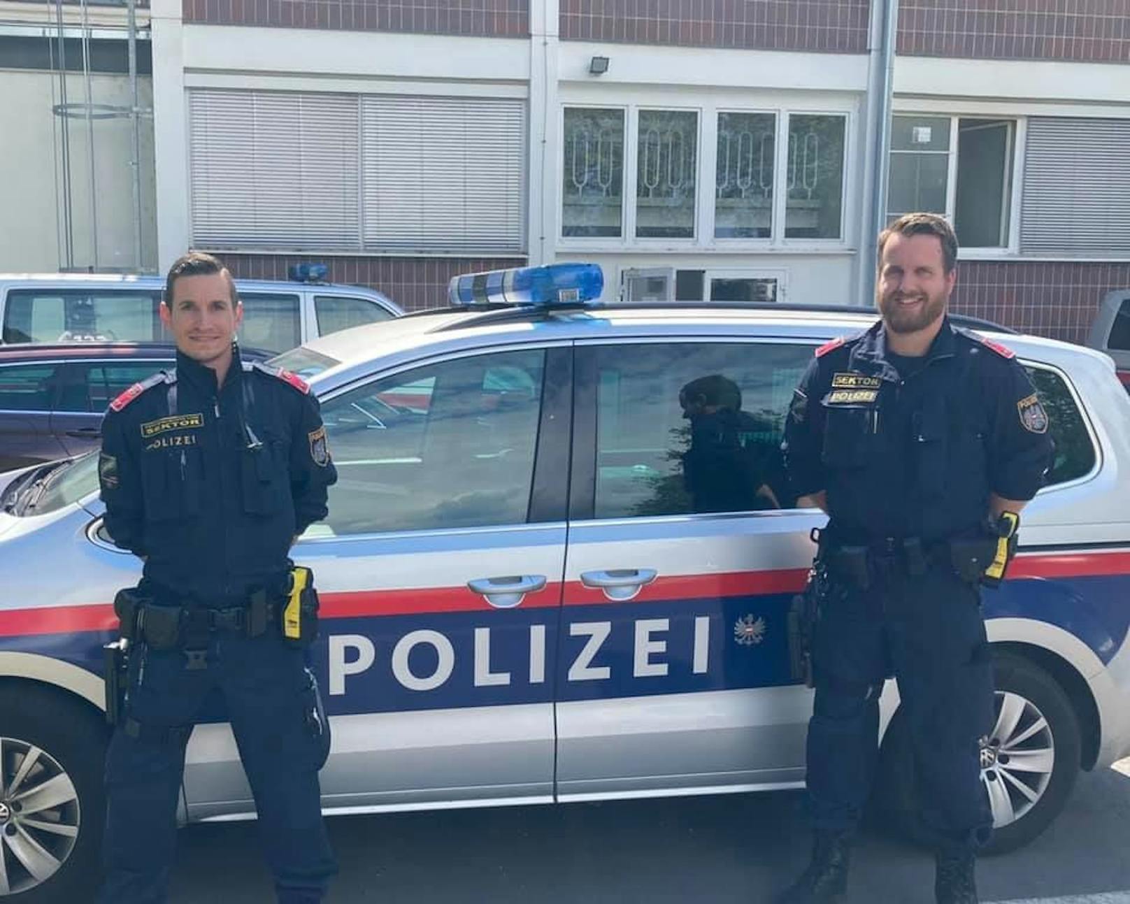 Jürgen (li.) und Bernhard von der Polizeiinspektion Sonderdienste befreiten den Senioren.