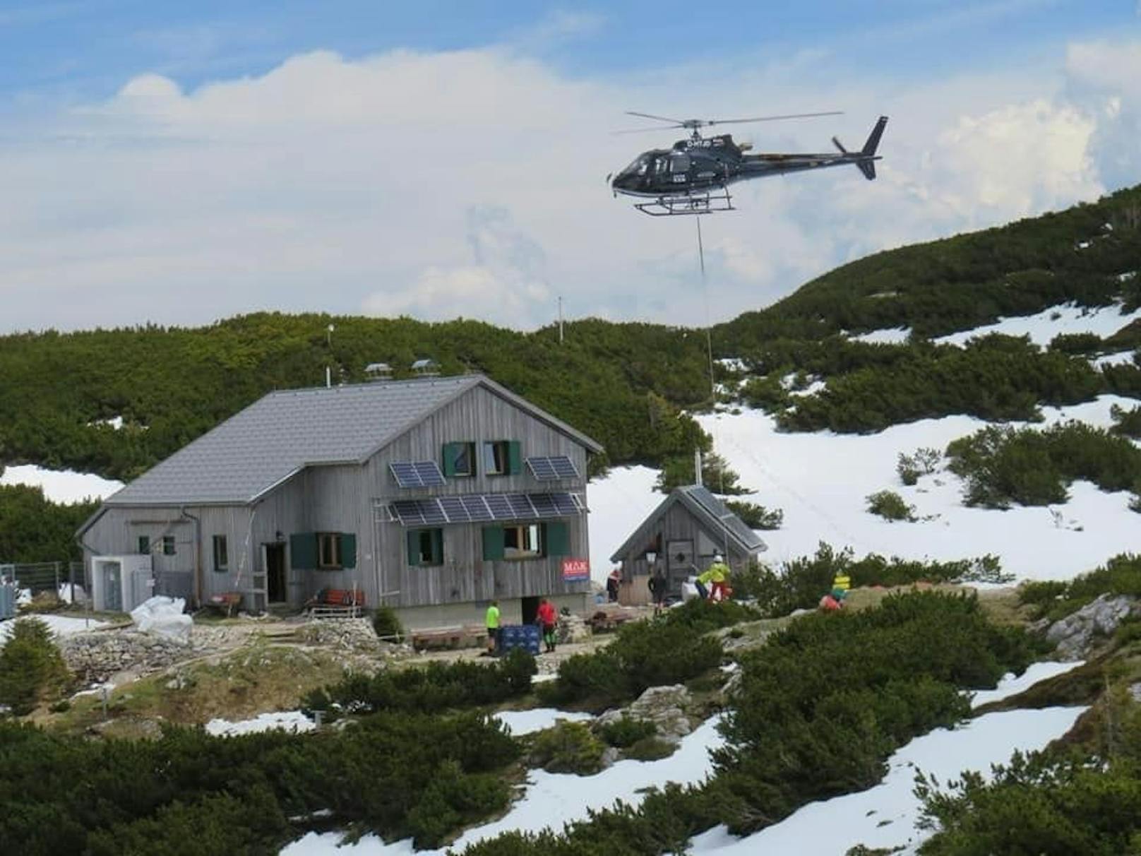 Mittels Helikopter wurde das Bier zu der Hütte geflogen.