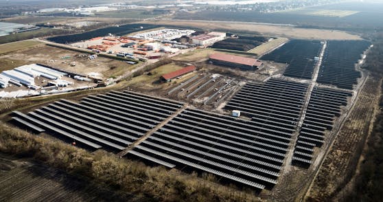 Die PV-Anlage in Wien-Donaustadt ist die größte Österreichs. Wiener können sich per Gutschein an dem Projekt beteiligen und Gutschriften auf Stromrechnungen erhalten.