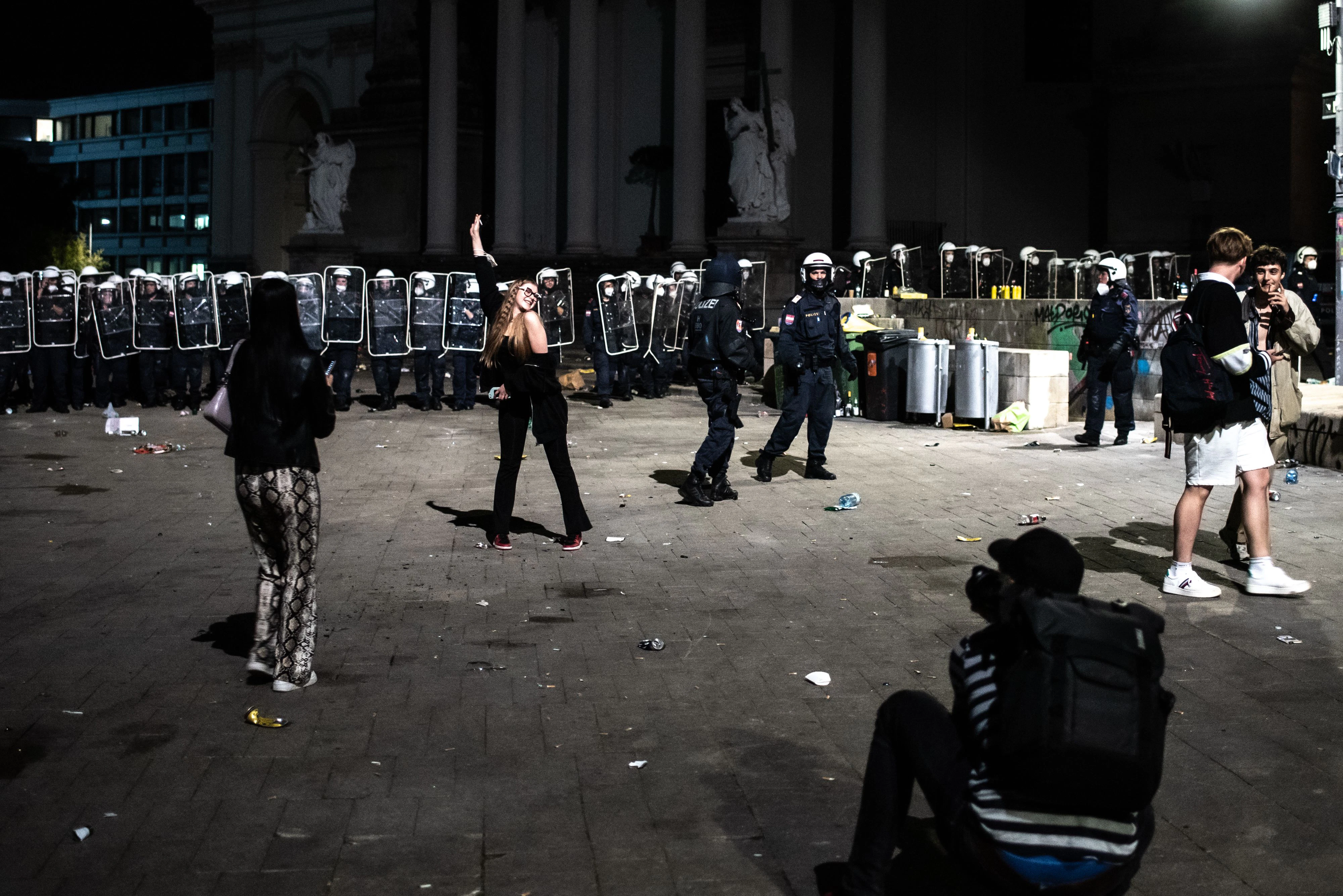 Die Polizei ging hart gegen die feiernden Jugendlichen vor, verhängte ein Platzverbot am Karlsplatz.