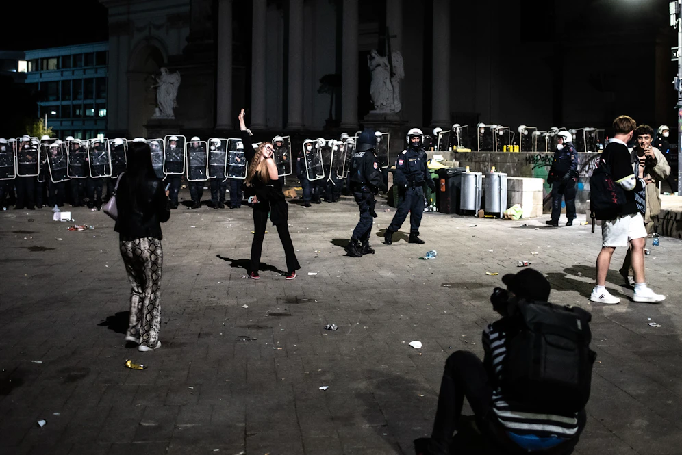 Die Polizei ging hart gegen die feiernden Jugendlichen vor, verhängte ein Platzverbot am Karlsplatz.