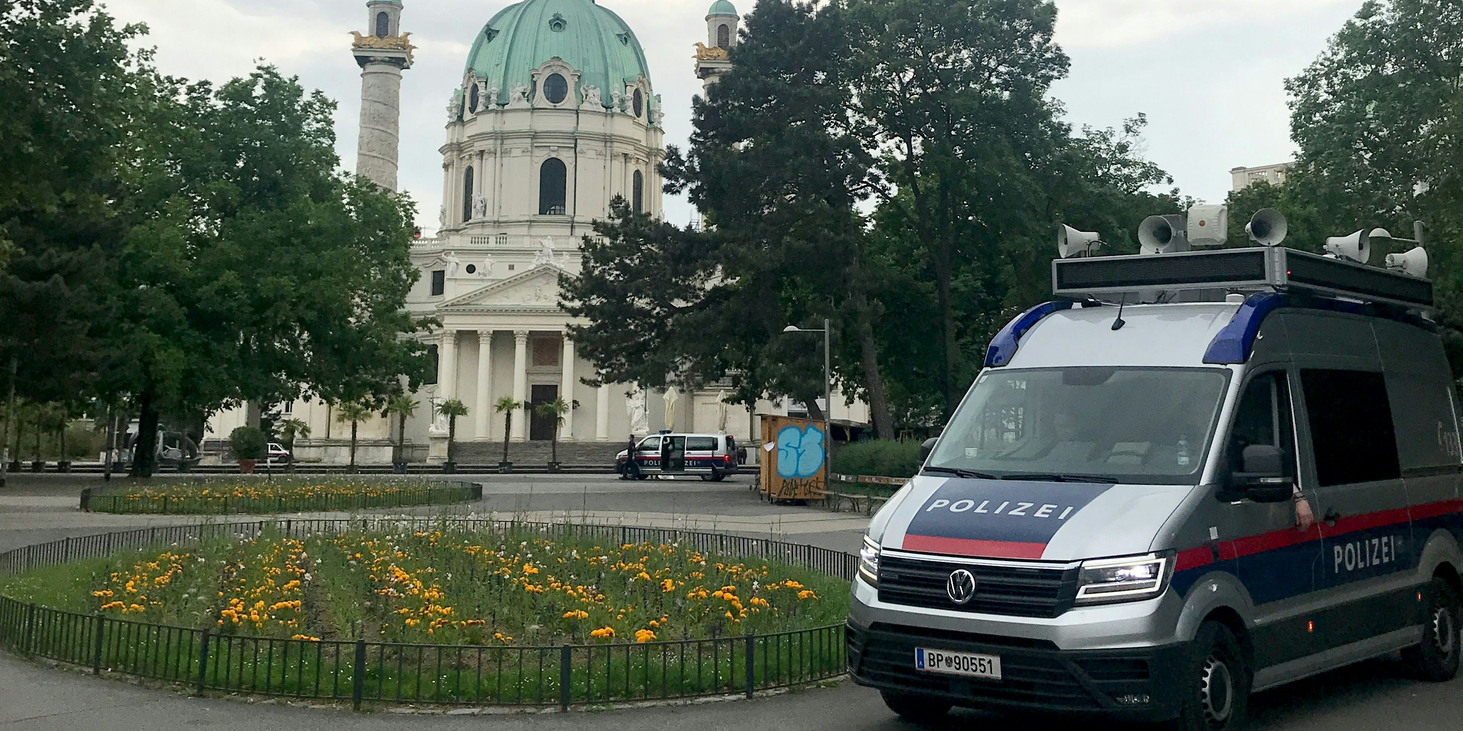 Polizei am Karlsplatz im Resselpark