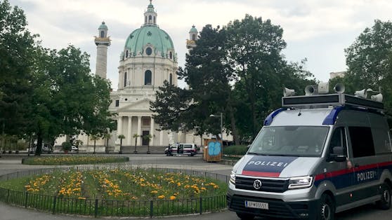 Polizei am Karlsplatz in Wien. 