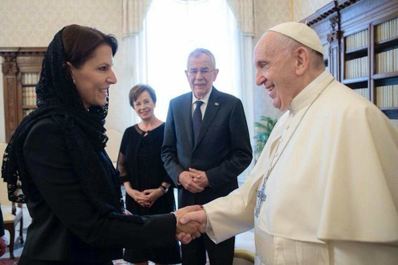 Ministerin Karoline Edtstadler und Alexander Van der Bellen (mit Gattin Doris) bei Papst Franziskus
