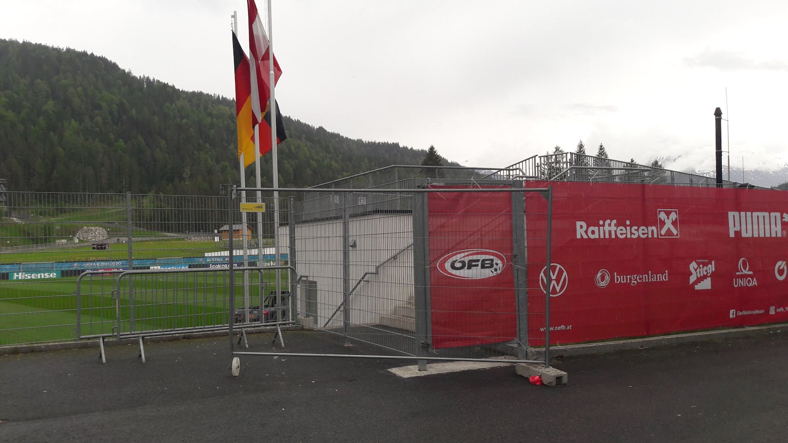 Bis vor wenigen Tagen bereitete sich der DFB in Seefeld vor – deshalb ist auch die deutsche Fahne noch zu sehen.