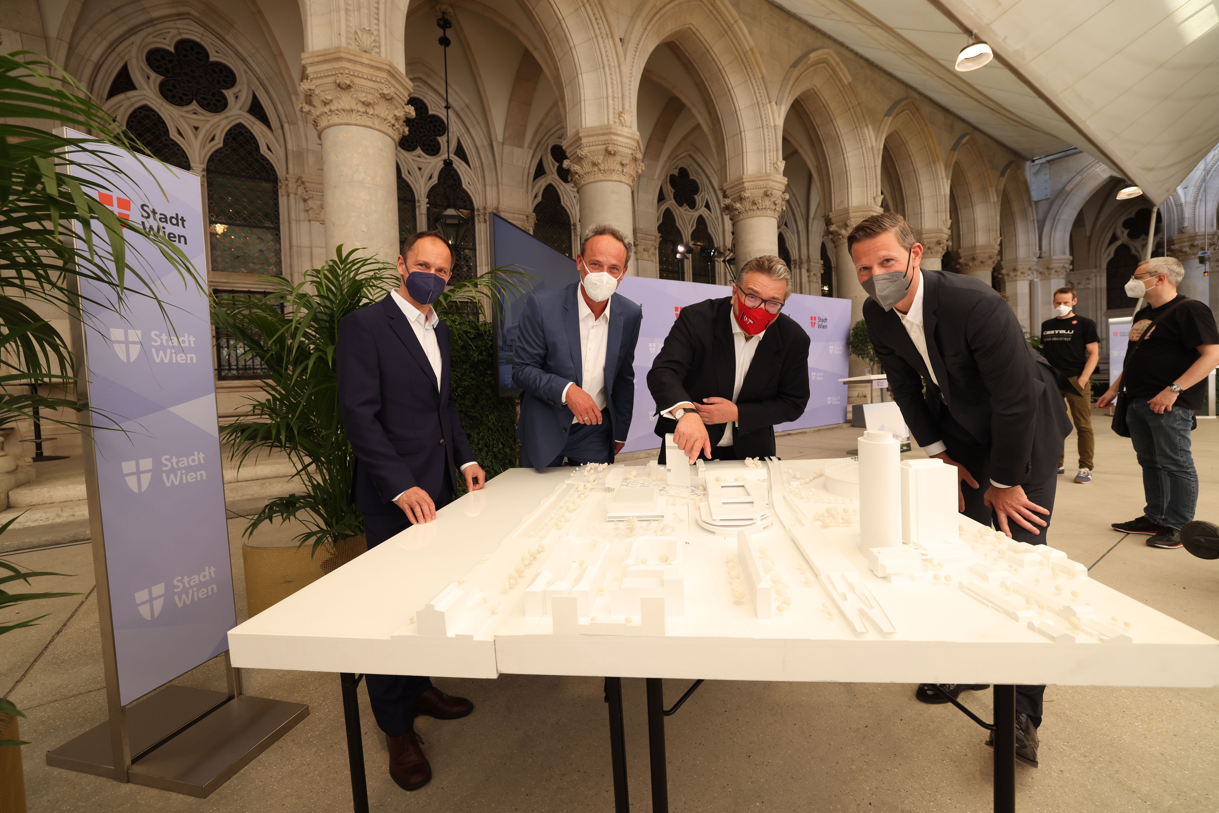 Das Architektenteam Karl und Bremhorst (li.) mit Sportstadtrat Peter Hacker (SPÖ, 2.v.r.) und MA51-Chef Anatol Richter (r.).