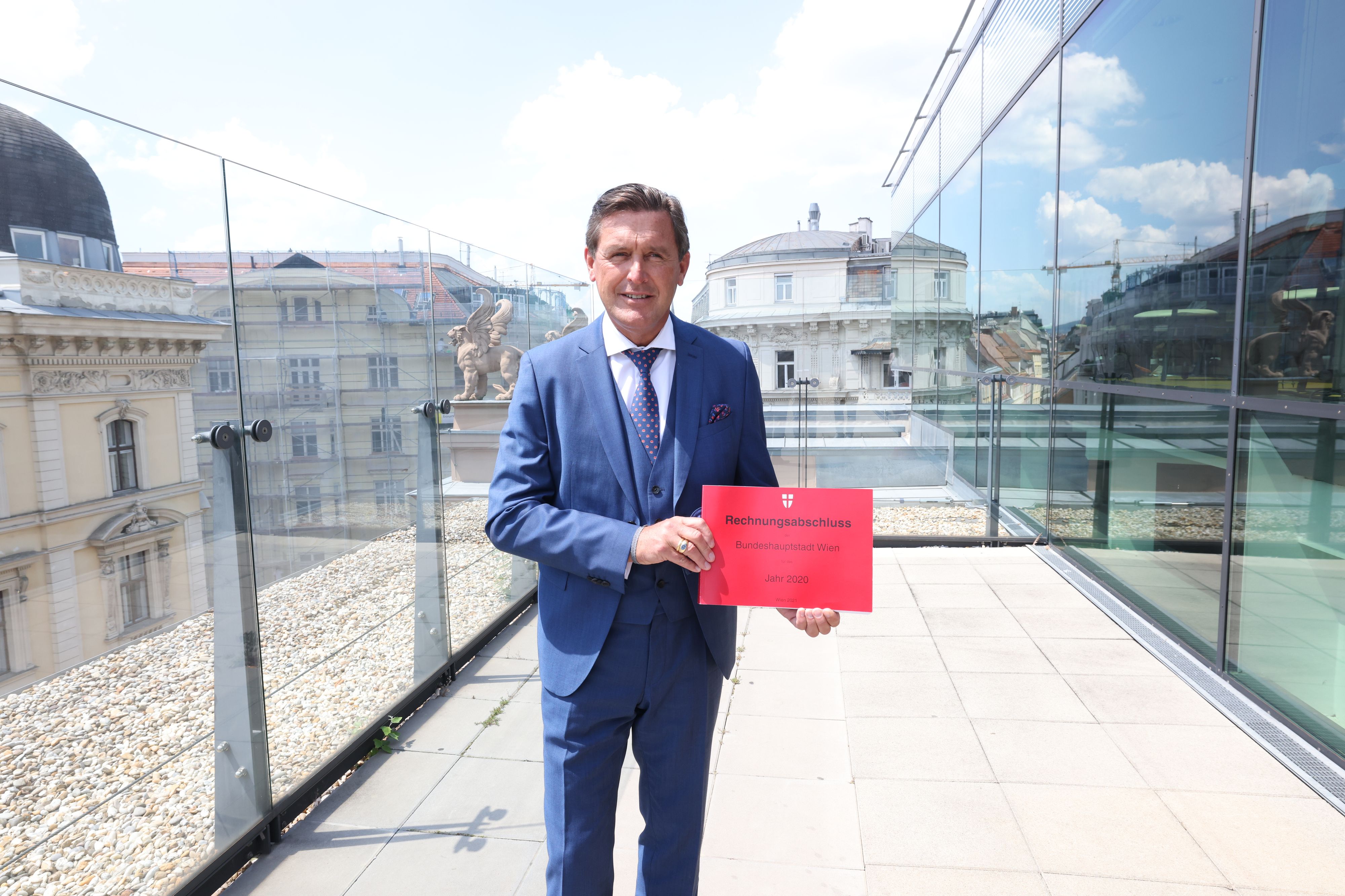 Die Coronakrise riss ein Riesenloch ins Budget der Stadt. Wie aus dem Rechnungsabschluss 2020 hervorgeht, den Finanzstadtrat Peter Hanke (SPÖ) heute präsentierte, beläuft sich das Defizit auf 1,1 Mrd. Euro.