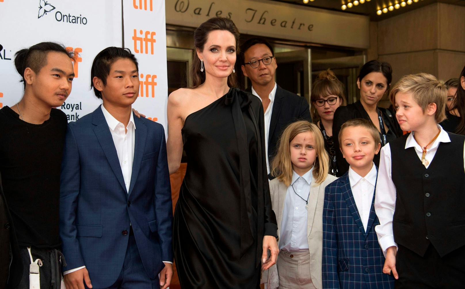 Angelina Jolie mit ihren Kindern, v.l.n.r. Maddox, Pax Thien, Vivienne, Knox, Siloh&nbsp;