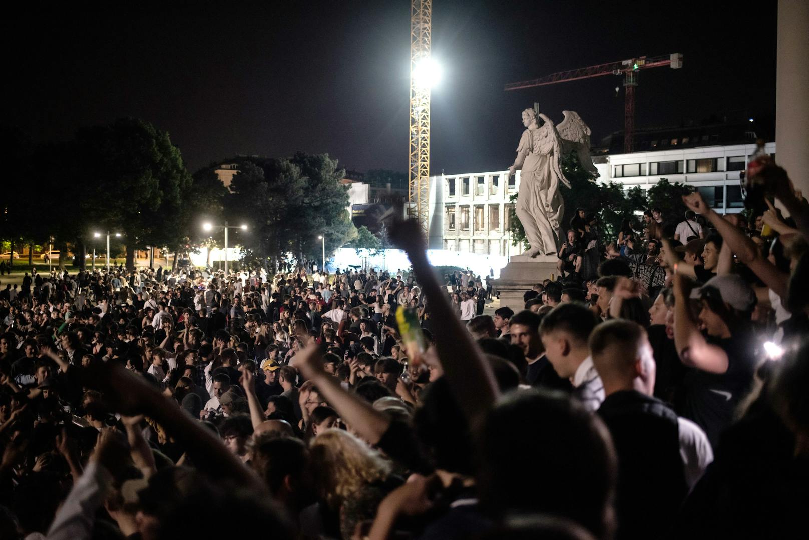 Jugendliche feierten am Wochenende am Karlsplatz. Es kam zu Ausschreitungen. Die Polizei verhängte ein Platzverbot.