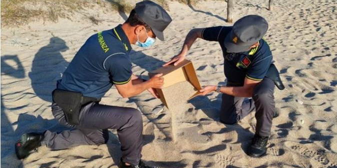 Polizisten bringen das Diebesgut zurück.