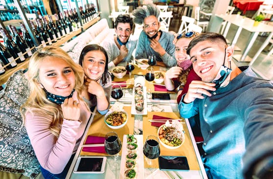 Freunde machen ein Selfie in einem Sushi-Restaurant: ab 10. Juni dürfen drinnen bis zu acht Erwachsene auf einem Tisch sitzen.