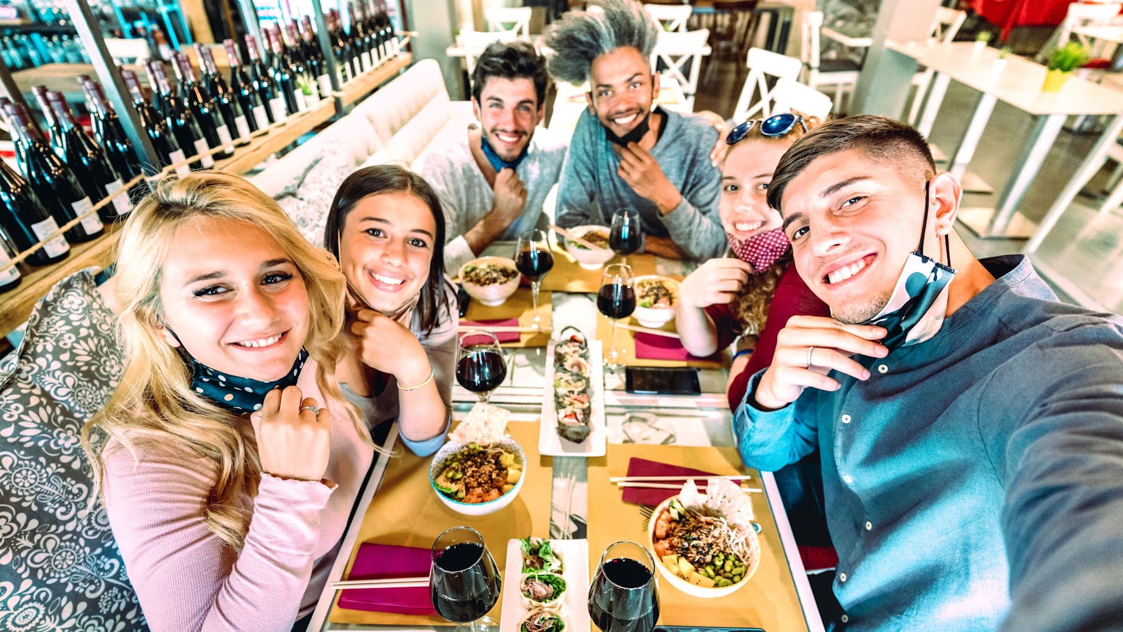 Freunde machen ein Selfie in einem Sushi-Restaurant: ab 10. Juni dürfen drinnen bis zu acht Erwachsene auf einem Tisch sitzen.