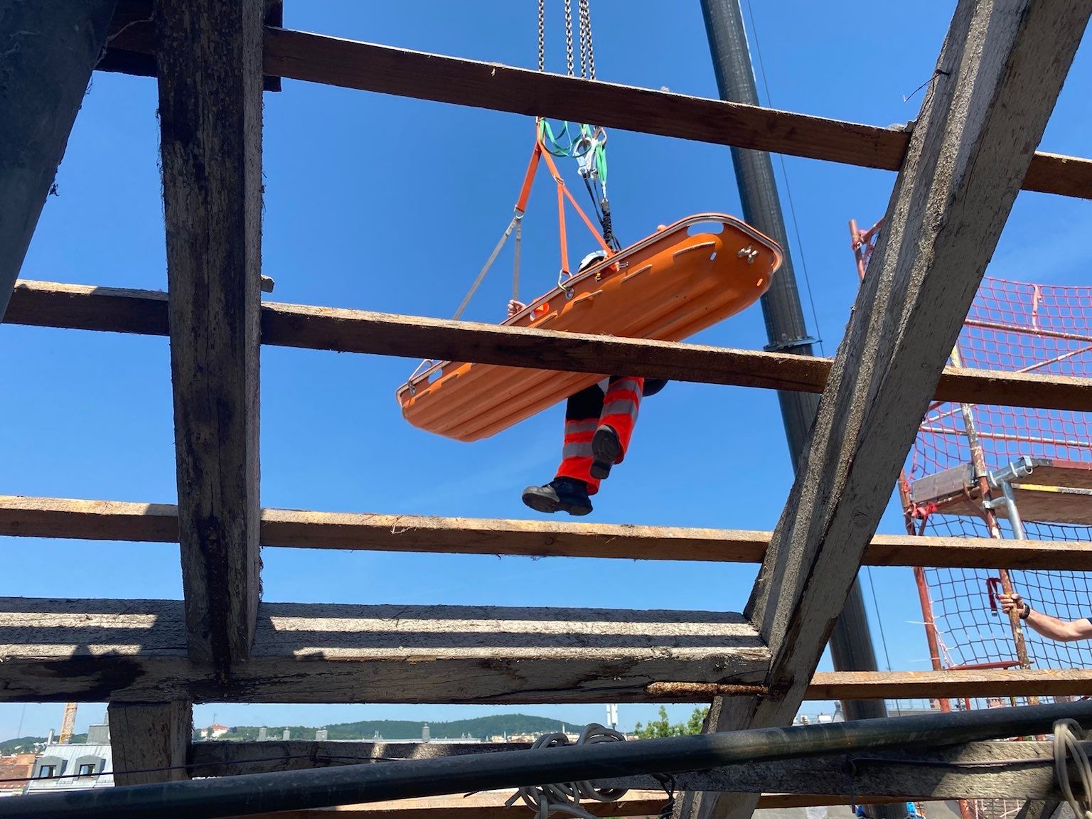 Der verletzte Arbeiter wurde in ein Spital gebracht.