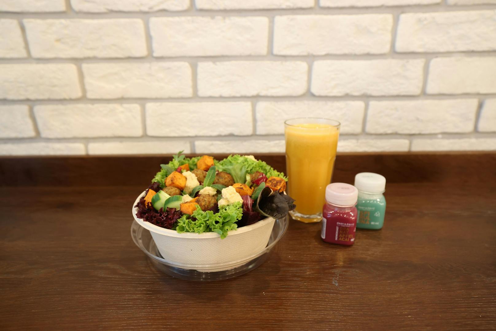 Gäste können sich ihren Salat selber zusammenstellen. 