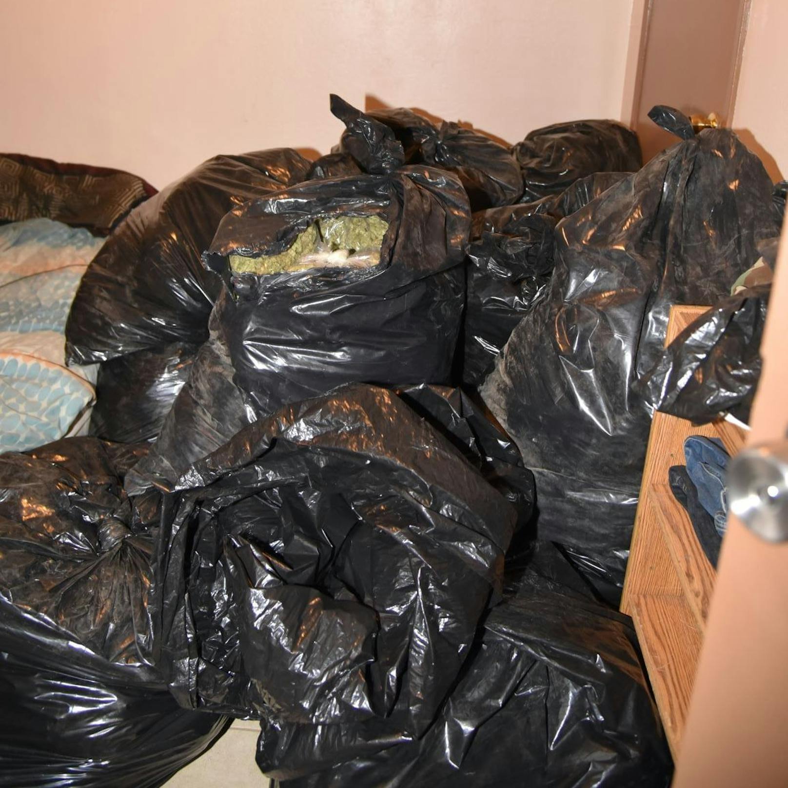 In der Wohnung stapelten sich Müllsäcke voller Marihuana. Insgesamt sollen mehr als 200 Kilo dort gelagert worden sein.