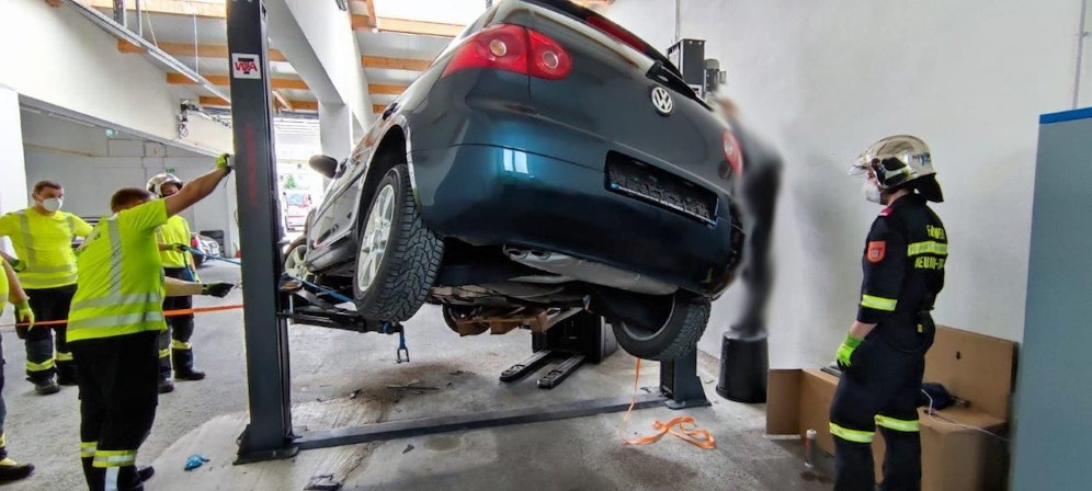 Pkw stürzte von Hebebühne