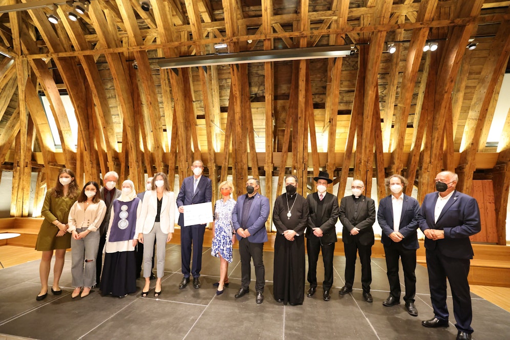 Bildungsminister Heinz Faßmann präsentiert die Ethik-Erklärung der Religionsvertreter.