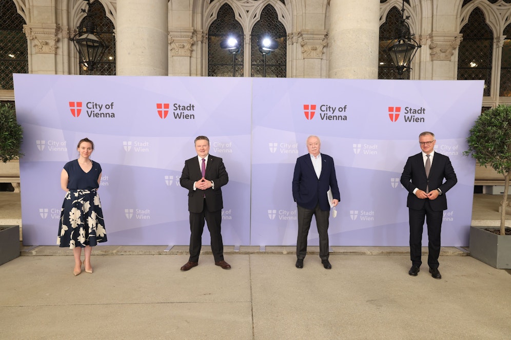 Auch jenseits von Corona wird in Wien an Krankheiten geforscht. Um den derzeit wichtigsten Trend der Humanmedizin auszubauen, fördern die Stadt Wien und der WWTF nun sieben konkrete Projekte. (v.l.r. Projektleiterin Adelheid Woehrer, Stadtchef Michael Ludwig, WWTF-Präsident Michael Häupl und MedUni Wien-Rektor Markus Müller).