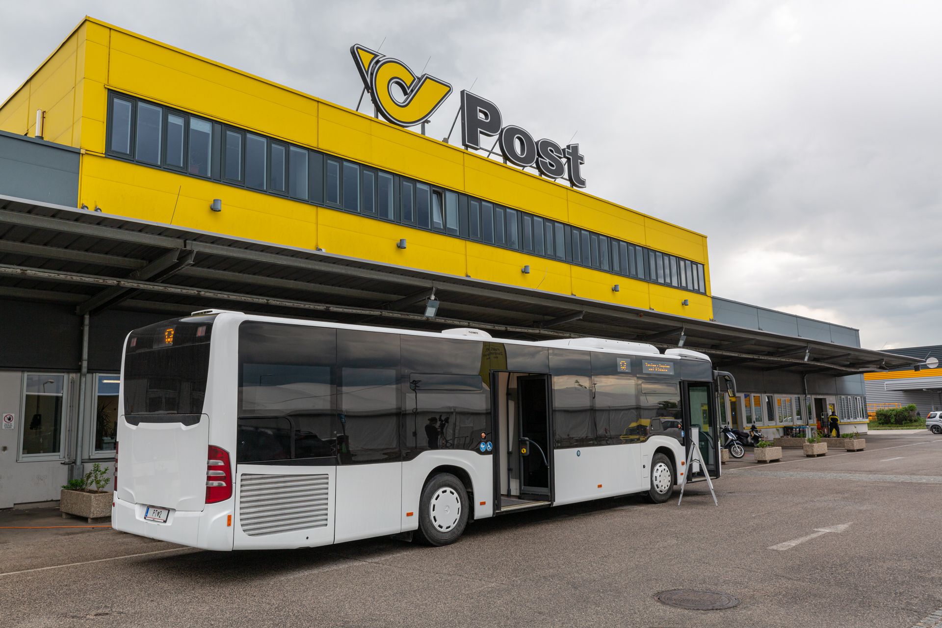  Der Post-Impfbus vor dem Paket-Logistikzentrum in Wien (Archivfoto). 