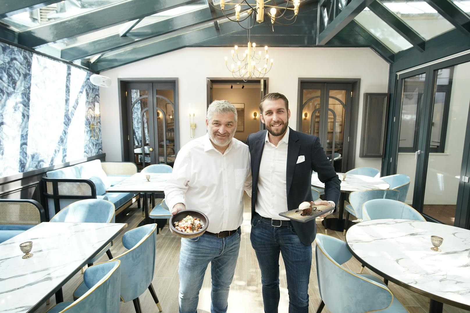 Die Grieche-Chefs Vasileios Salamanopoulos und Lukas Hammerl beleben die kulinarische Institution "Der Grieche" neu. Frühstück, Lunch und Dinner sind griechisch, modernen und authentisch.