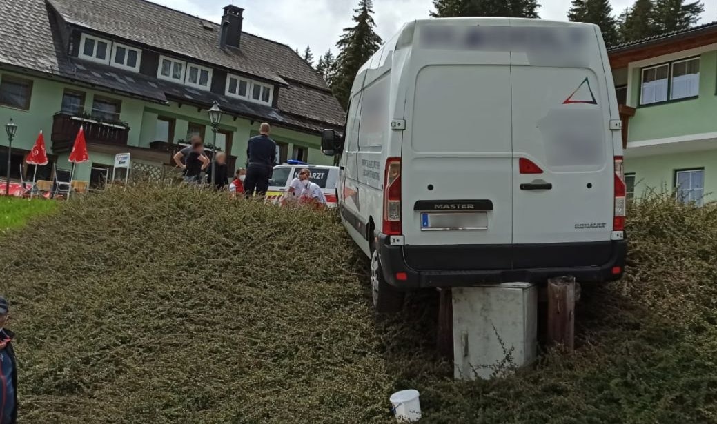 Der Kastenwagen geriet auf der abschüssigen Fläche von selbst in Bewegung. Ein 39-jähriger Arbeiter wurde vom Fahrzeug erfasst und schwer verletzt.