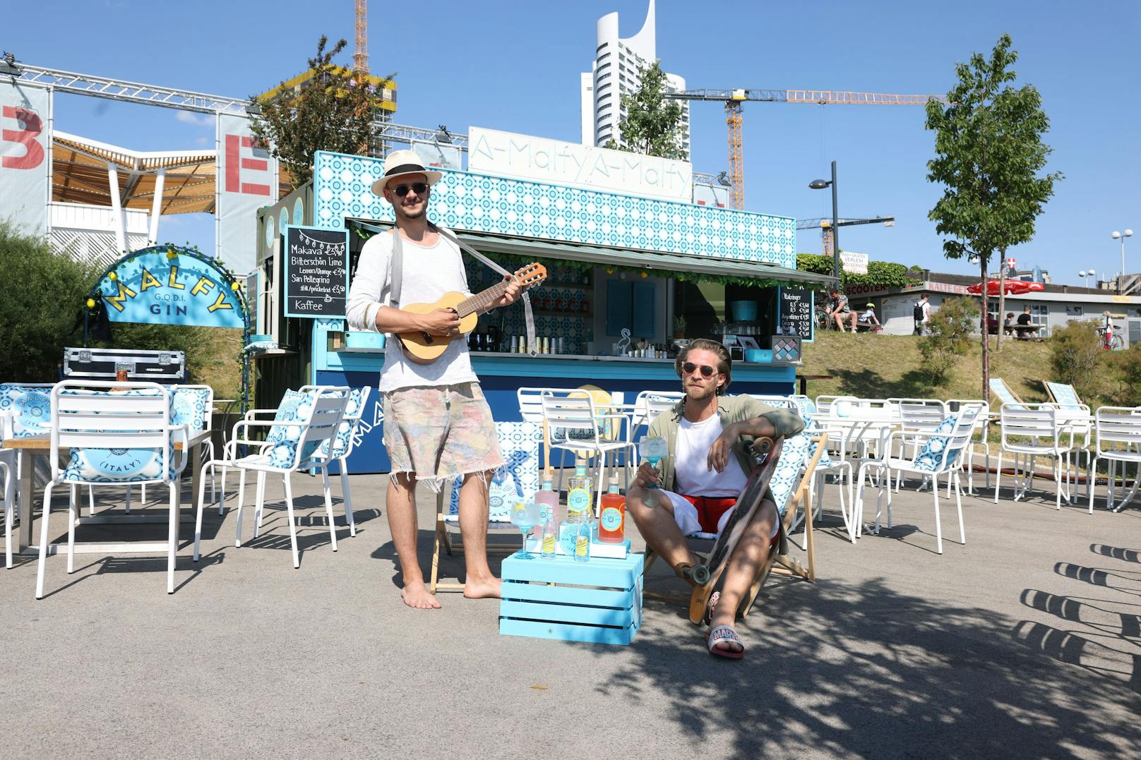 Barkeeper-Talent und Frohnatur Marcel Katzer (rechts) und Partner Daniel Schober (rechts), gemeinsam schupfen sie das Amalfy Amalfy am Copa Beach.