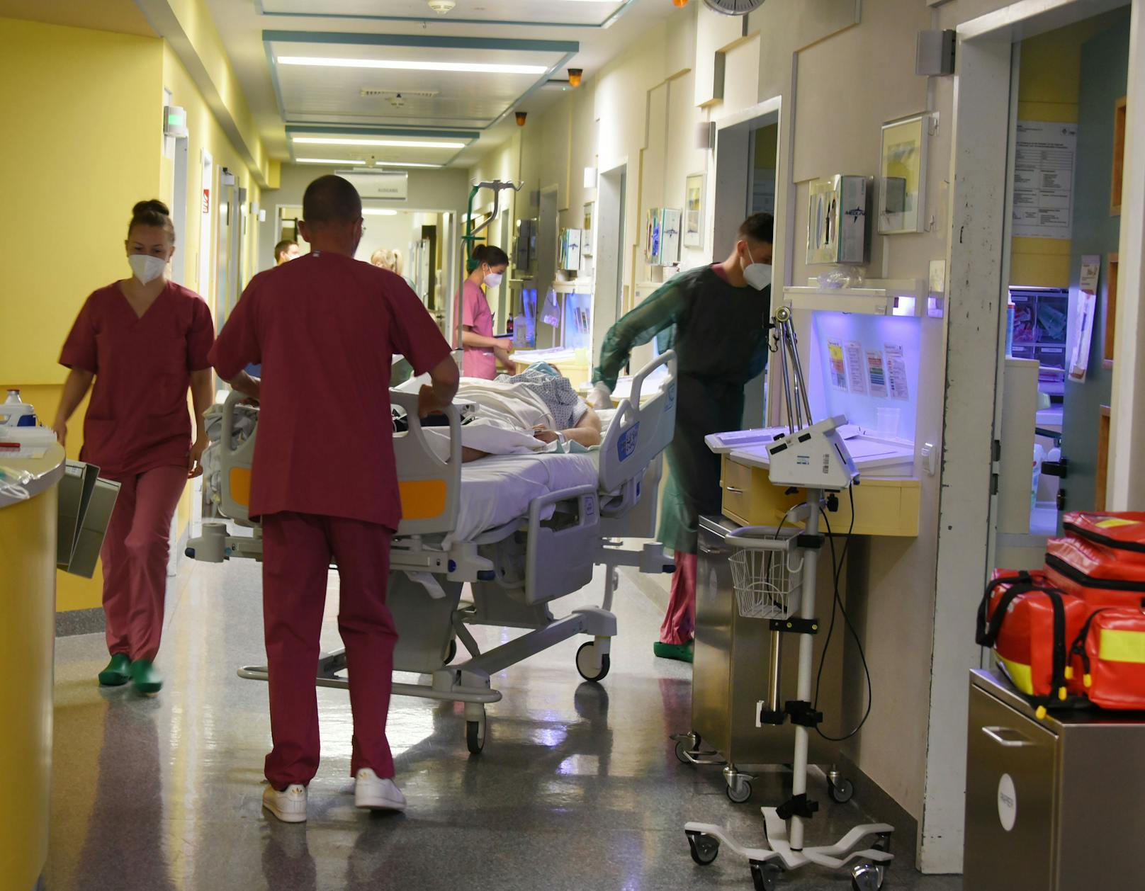 Corona-Patienten und medizinisches Personal auf einer Intensivstation.