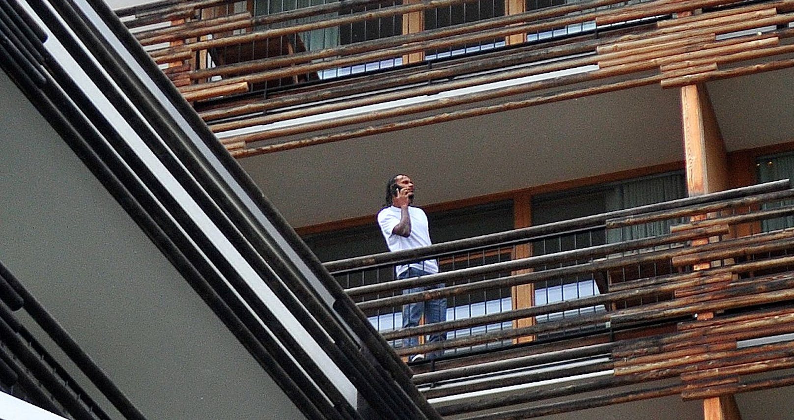 Valentino Lazaro telefoniert auf seinem Balkon.