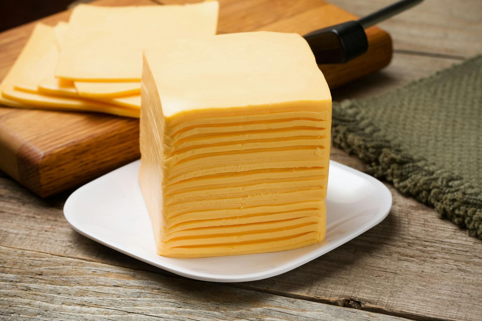 <strong>4. Schmelz- oder Toastscheibenkäse!&nbsp;</strong>Viele dieser Käse-Sorten enthalten krankmachende Phosphate. Zwar werden Phosphate vom Körper benötigt, denn ohne sie gäbe es keine Stoffwechselfunktionen, die künstlichen Phosphate im Käse können hingegen aber Gefäße verändern und verstopfen. Herzinfarkte und Schlaganfälle drohen.