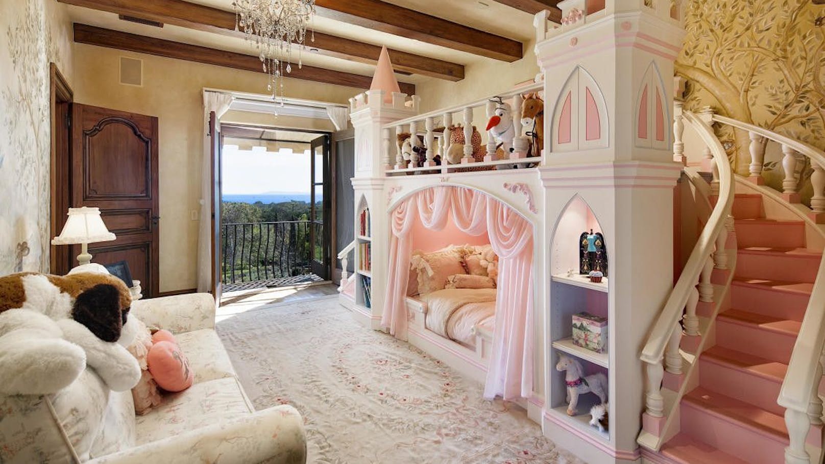 Aufwachsen wie im Palast: Lilibets rosa Schlossbett