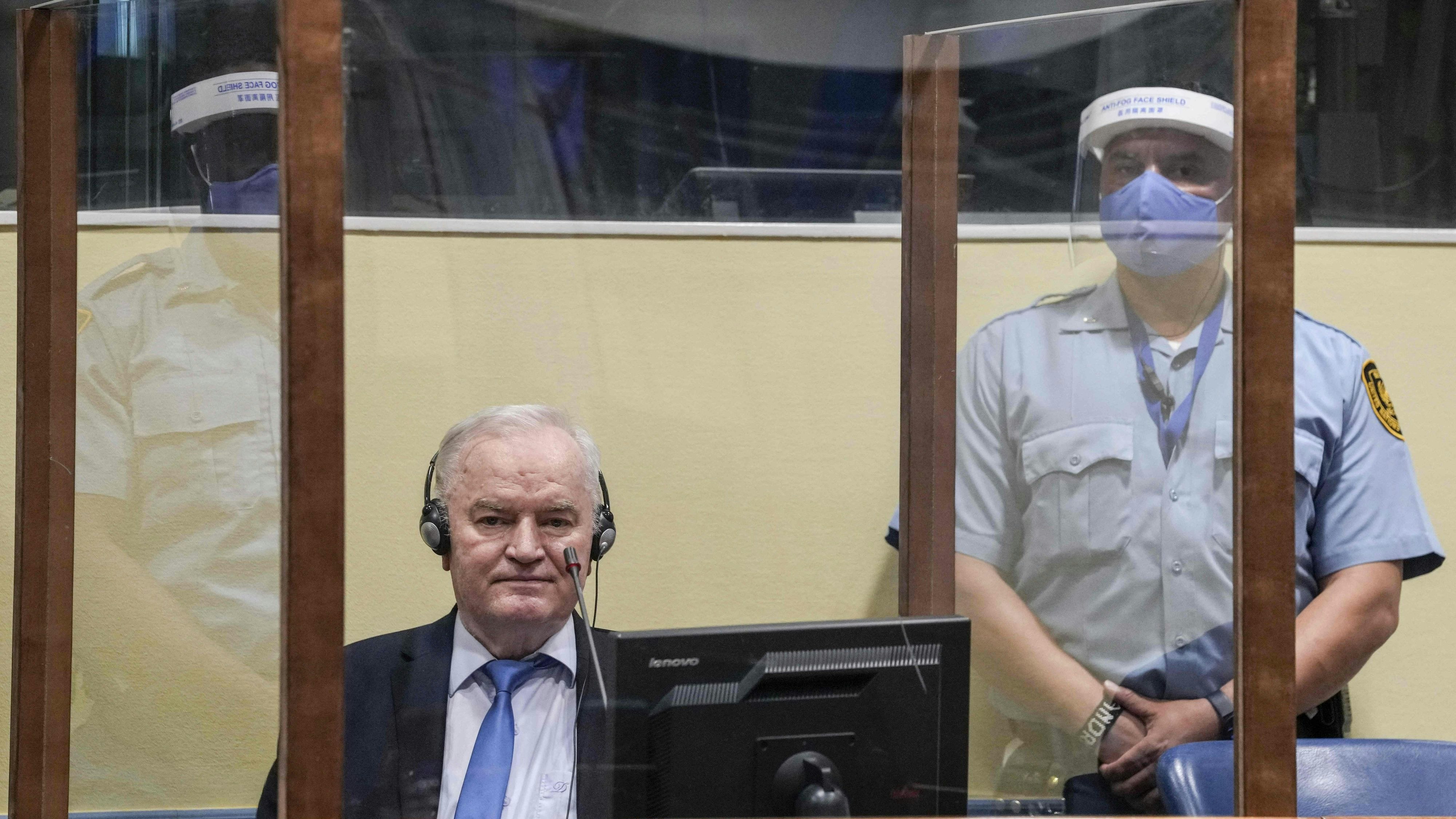 Download von www.picturedesk.com am 08.06.2021 (16:57).  Ex-Bosnian Serb military chief Ratko Mladic looks on from the defendant box prior to the hearing of the final verdict on appeal against his genocide conviction over the 1995 Srebrenica massacre, Europe's worst act of bloodshed since World War II, on June 8, 2021 at the International Residual Mechanism for Criminal Tribunals (IRMCT) in The Hague. (Photo by Peter Dejong / ANP / AFP) / Netherlands OUT - 20210608_PD4396 - Rechteinfo: Rights Managed (RM) Nur für redaktionelle Nutzung! Werbliche Nutzung erfordert Freigabe: bitte schicken Sie uns eine Anfrage.