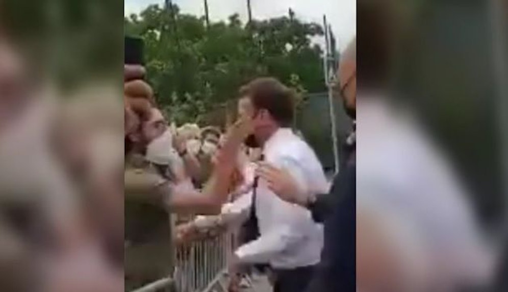 Der französische Präsident Macron wurde vor laufender Kamera geohrfeigt. – Der Täter wurde am Donnerstag im Schnellverfahren verurteilt.