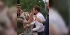 Mann ohrfeigt Macron vor laufender Kamera