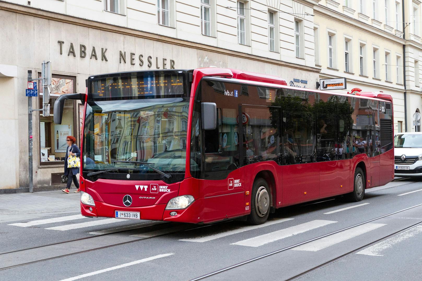 In Innsbruck ereignete sich ein kurioser Unfall, bei dem auch ein Linienbus involviert gewesen ist.&nbsp;