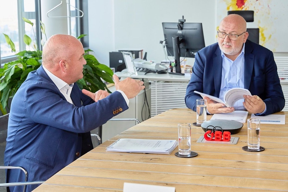 AK Niederösterreich-Präsident Markus Wieser (rechts) präsentiert ÖBB-Vorstandschef Andreas Matthä (links) die Verkehrsstudie der TU Wien im Auftrag der AK Niederösterreich.
