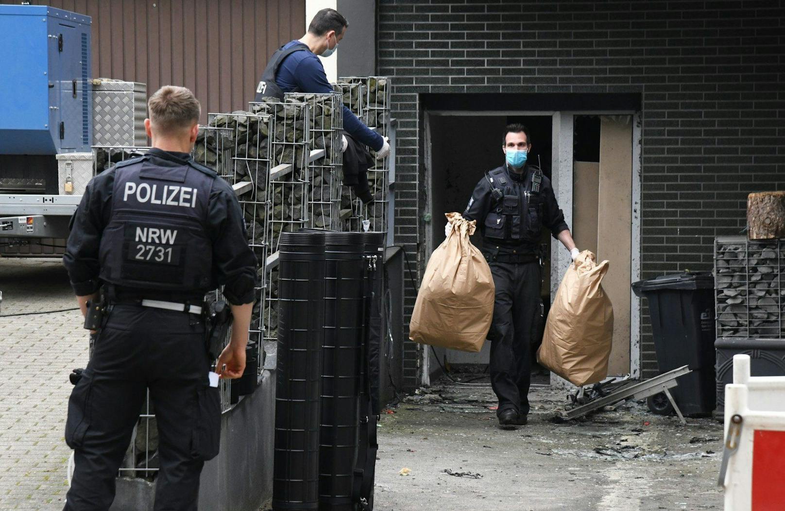 Eine Razzia im Rahmen der Operation "Trojan Shield" in Essen, Nordrhein-Westfalen, am 7. Juni 2021.