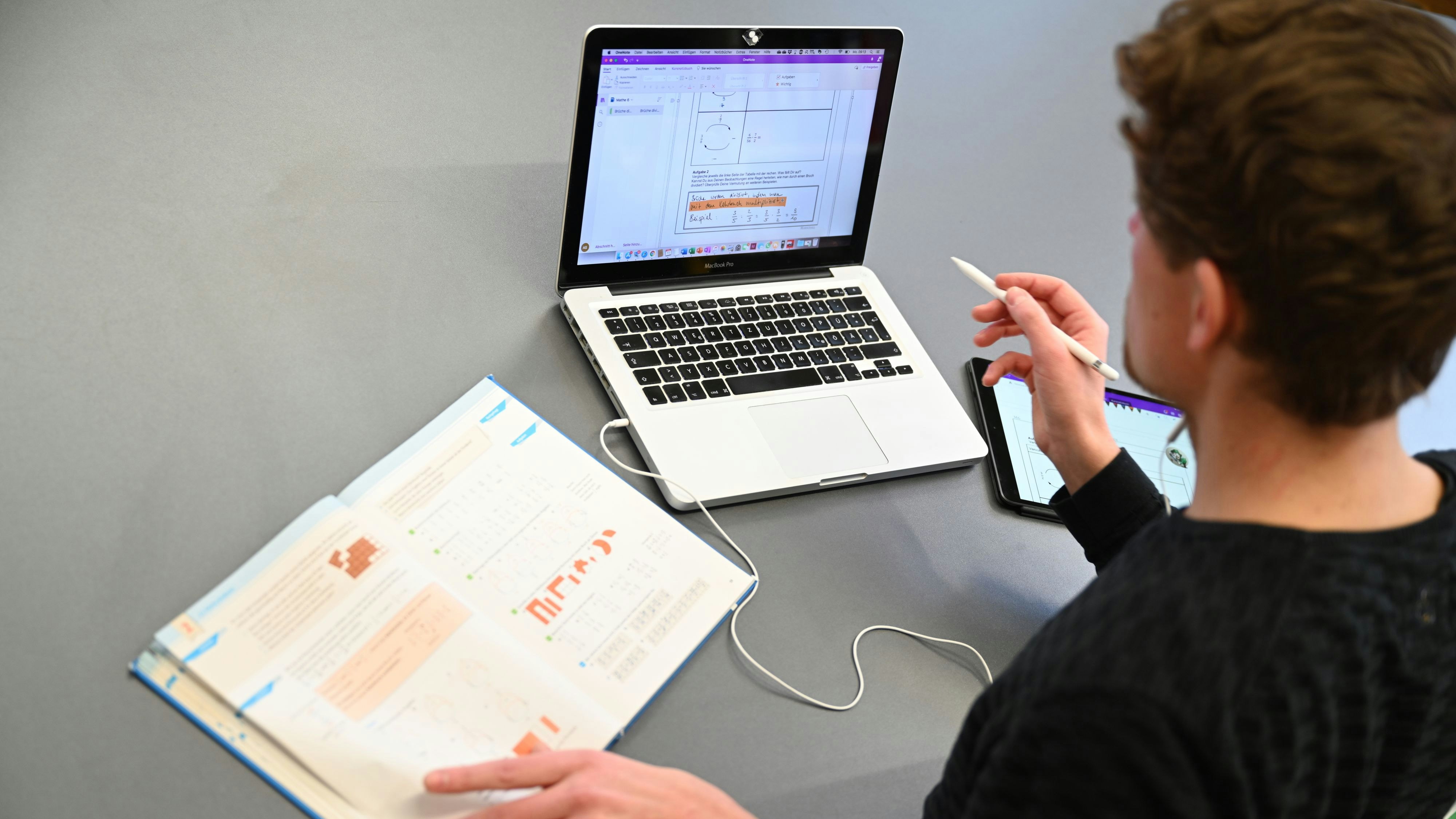 Download von www.picturedesk.com am 08.06.2021 (16:44).  11 January 2021, Baden-Wuerttemberg, Ravensburg: Carlos Marschall, a math and Spanish teacher at Spohn High School, teaches on a laptop in the teachers' lounge. For distance learning, he uses both laptop and Ipad. Photo: Felix Kästle/dpa - 20210111_PD1745 - Rechteinfo: Rights Managed (RM)