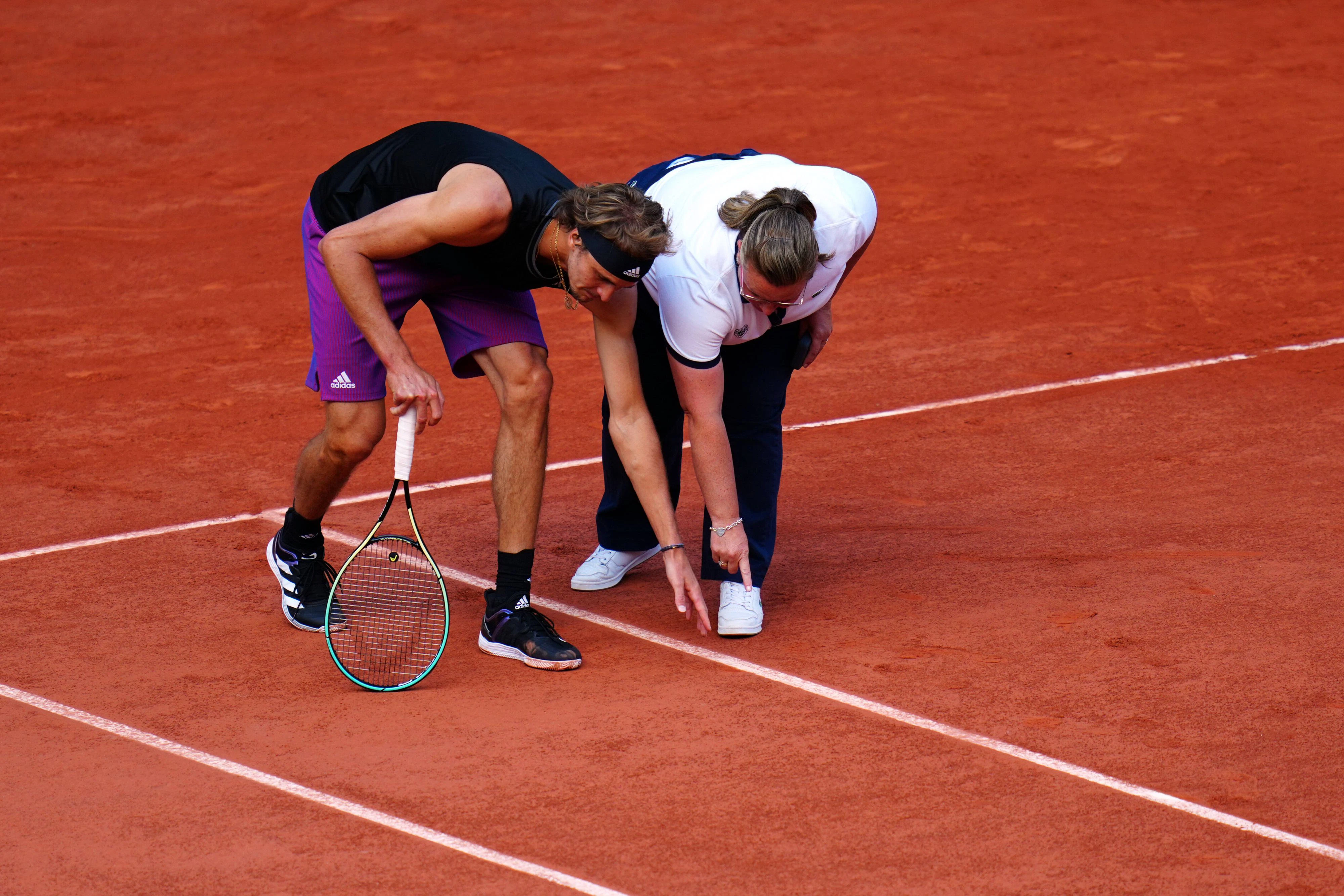 Alexander Zverev legt sich mit der Stuhlschiedsrichterin an. 