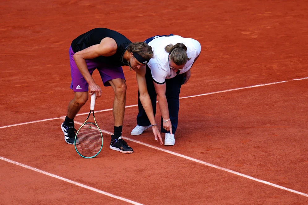 Alexander Zverev legt sich mit der Stuhlschiedsrichterin an. 