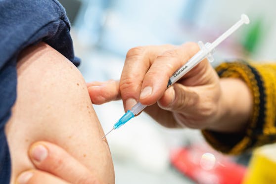 Eine Person wird mit Moderna mRNA Covid-19 Impfstoff geimpft.