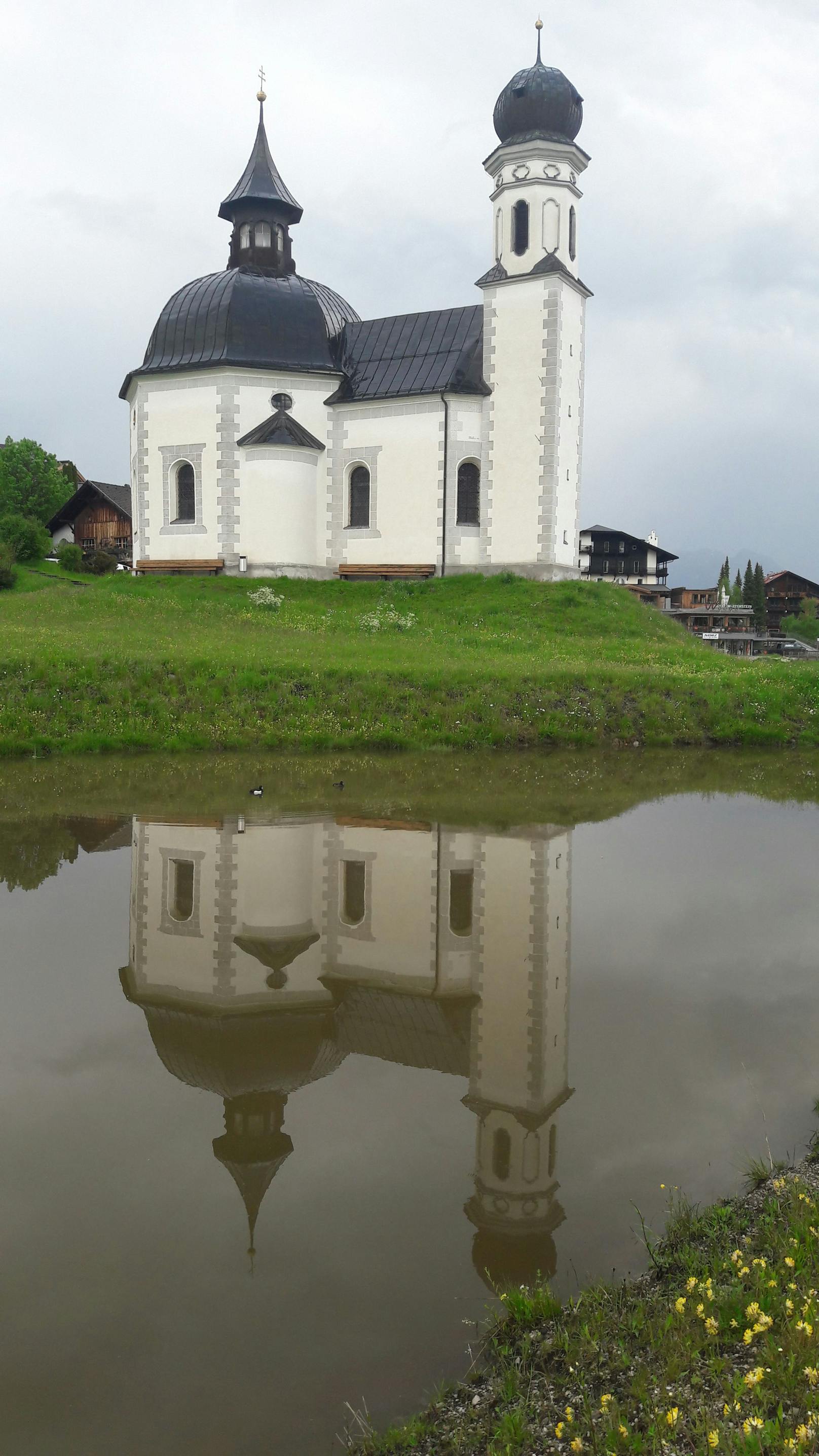 Ein bisschen Kultur: Das Seekirchl, das Wahrzeichen von Seefeld. Wird auch Heiligkreuzkirche genannt. Für Stoßgebete geöffnet.
