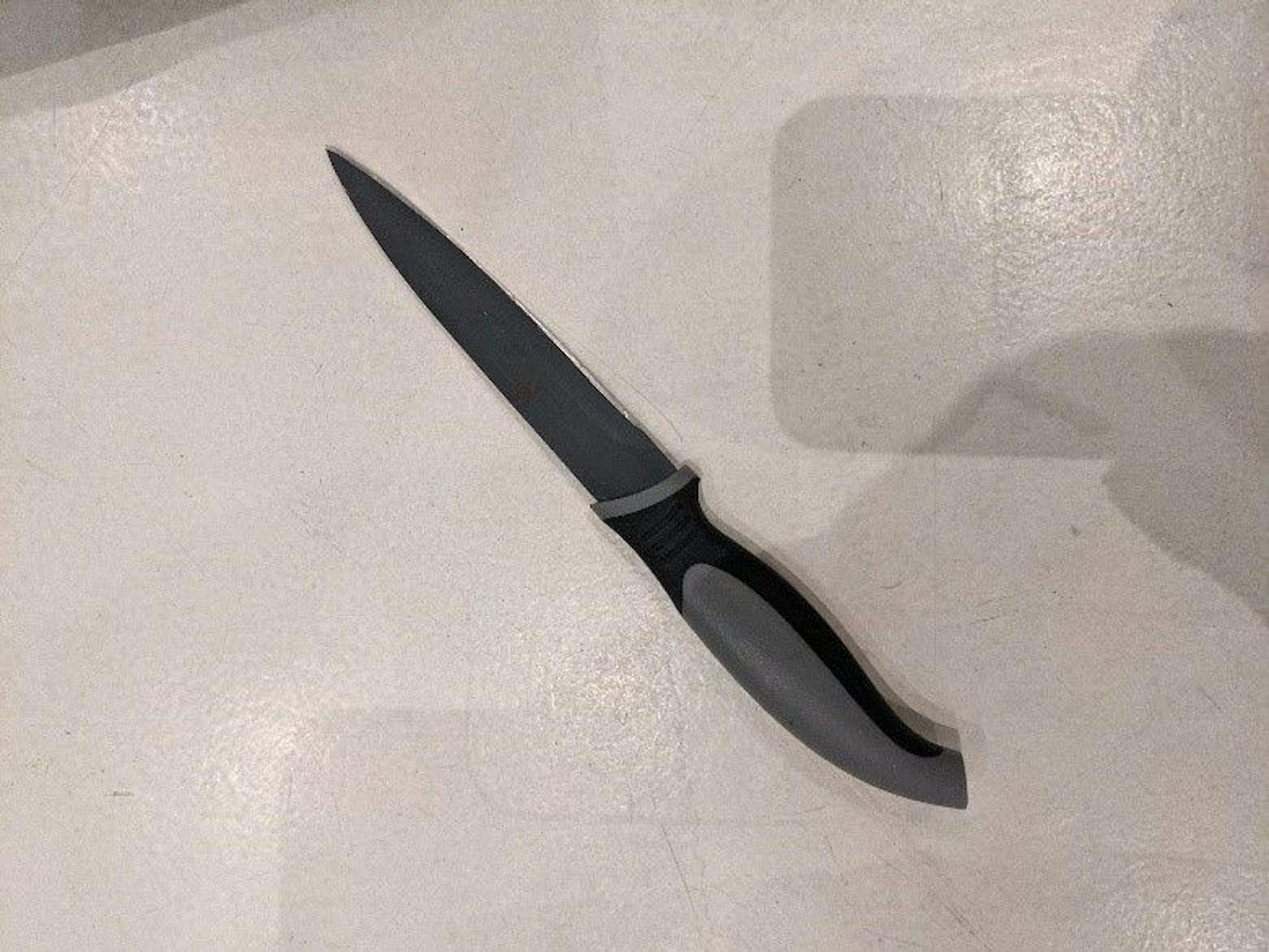 Mit diesem Messer soll der 28-Jährige schwer verletzt worden sein.