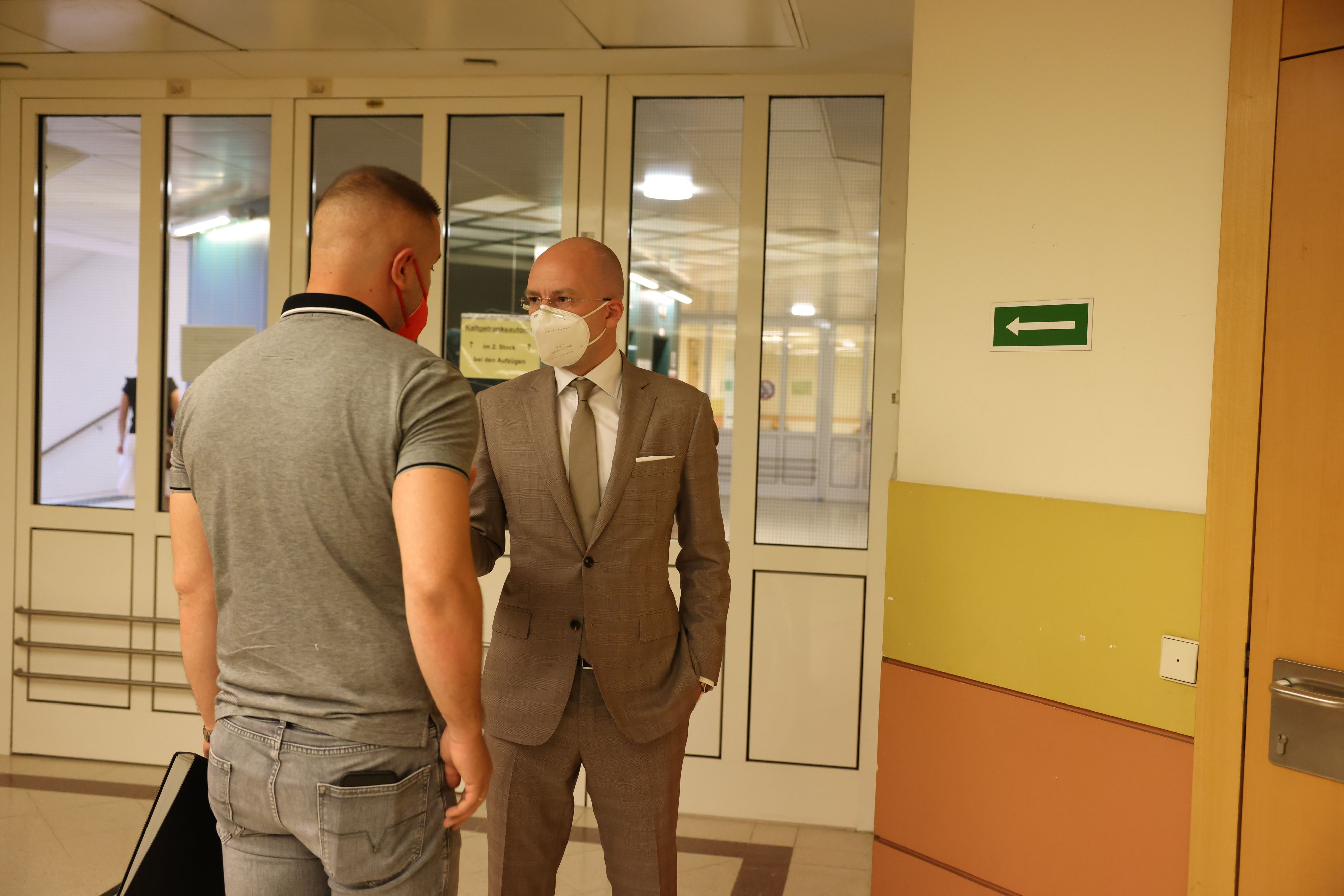 Angeklagter (l.) und Anwalt Andreas Strobl (r.)