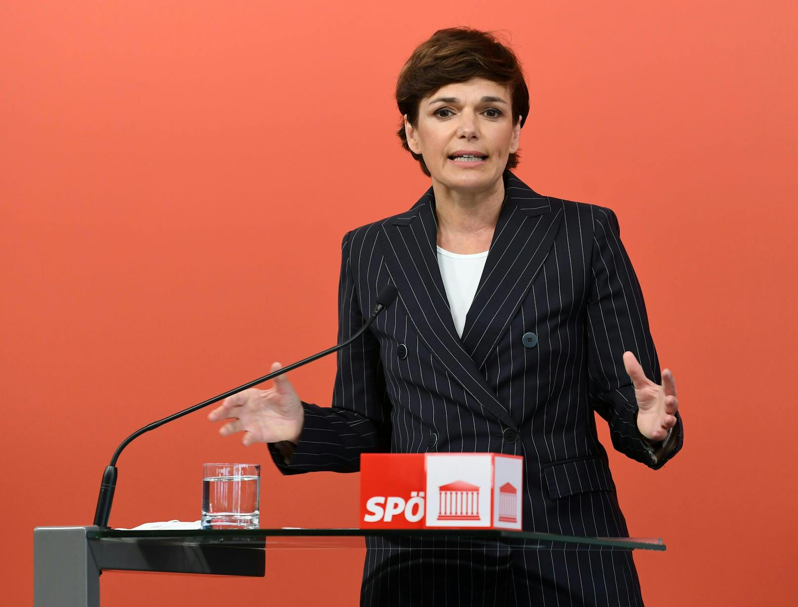 SPÖ-Parteivorsitzende Pamela Rendi-Wagner fordert einen Konsumscheck von bis zu 1.000 Euro pro Haushalt. (Archivbild)