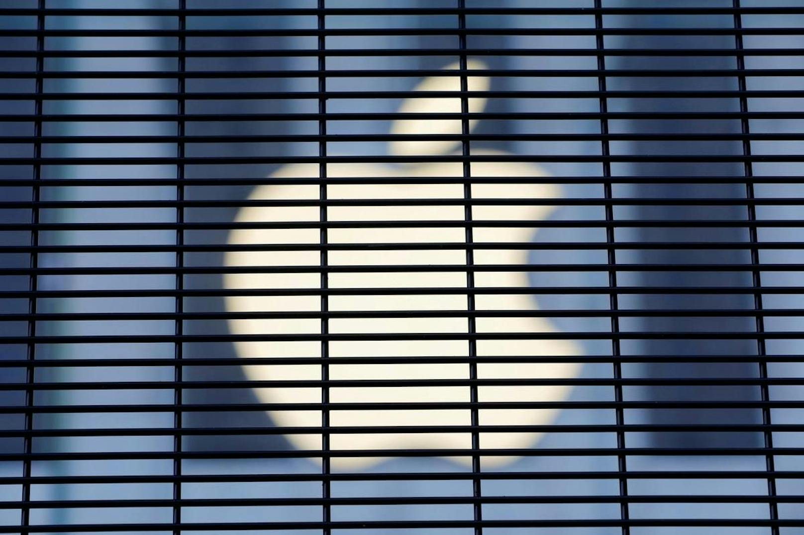 Techniker des Apple-Zulieferers Pegatron luden ein privates Sex-Video einer Studentin auf ihren Facebook-Account hoch. Das Bild zeigt das Logo des Unternehmens, hinter einem Sicherheitszaun im Apple Shop an der Fifth Avenue in Manhattan, New York City.