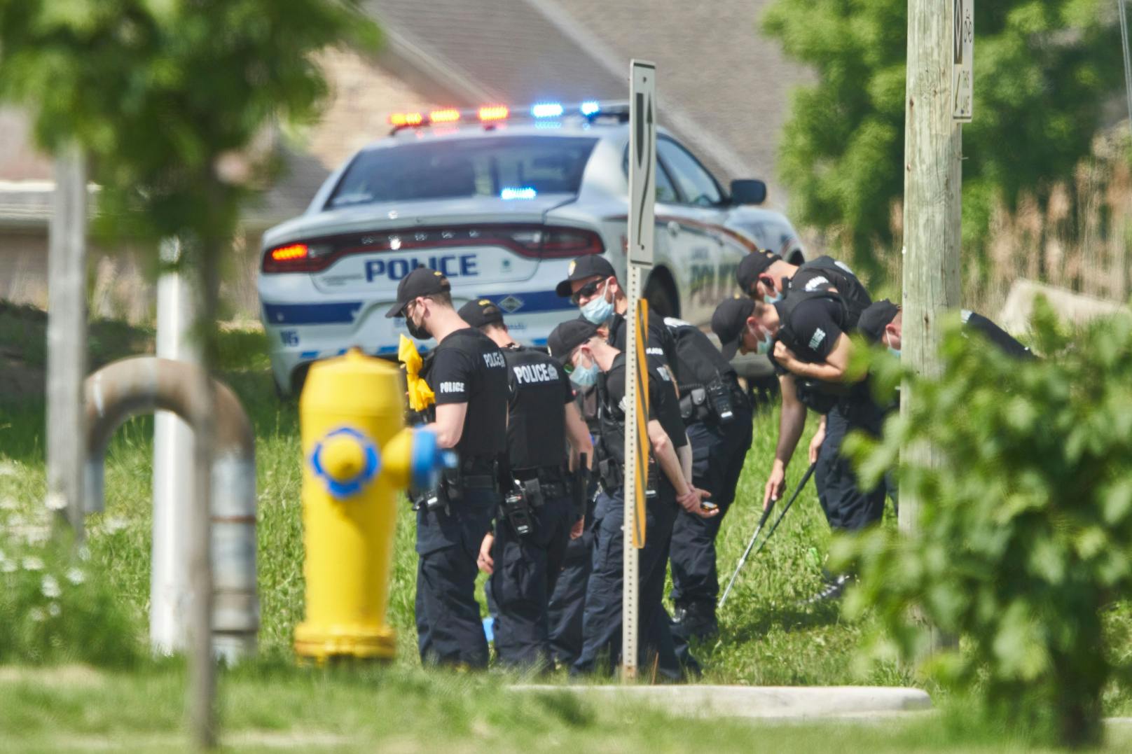 Polizisten bei der Sicherung des Tatorts in London, Ontario.